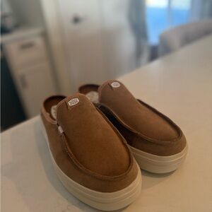 HEY DUDE WOMEN’S AUSTIN LIFT CLASSIC CLOG – TAN SUEDE (size 9)